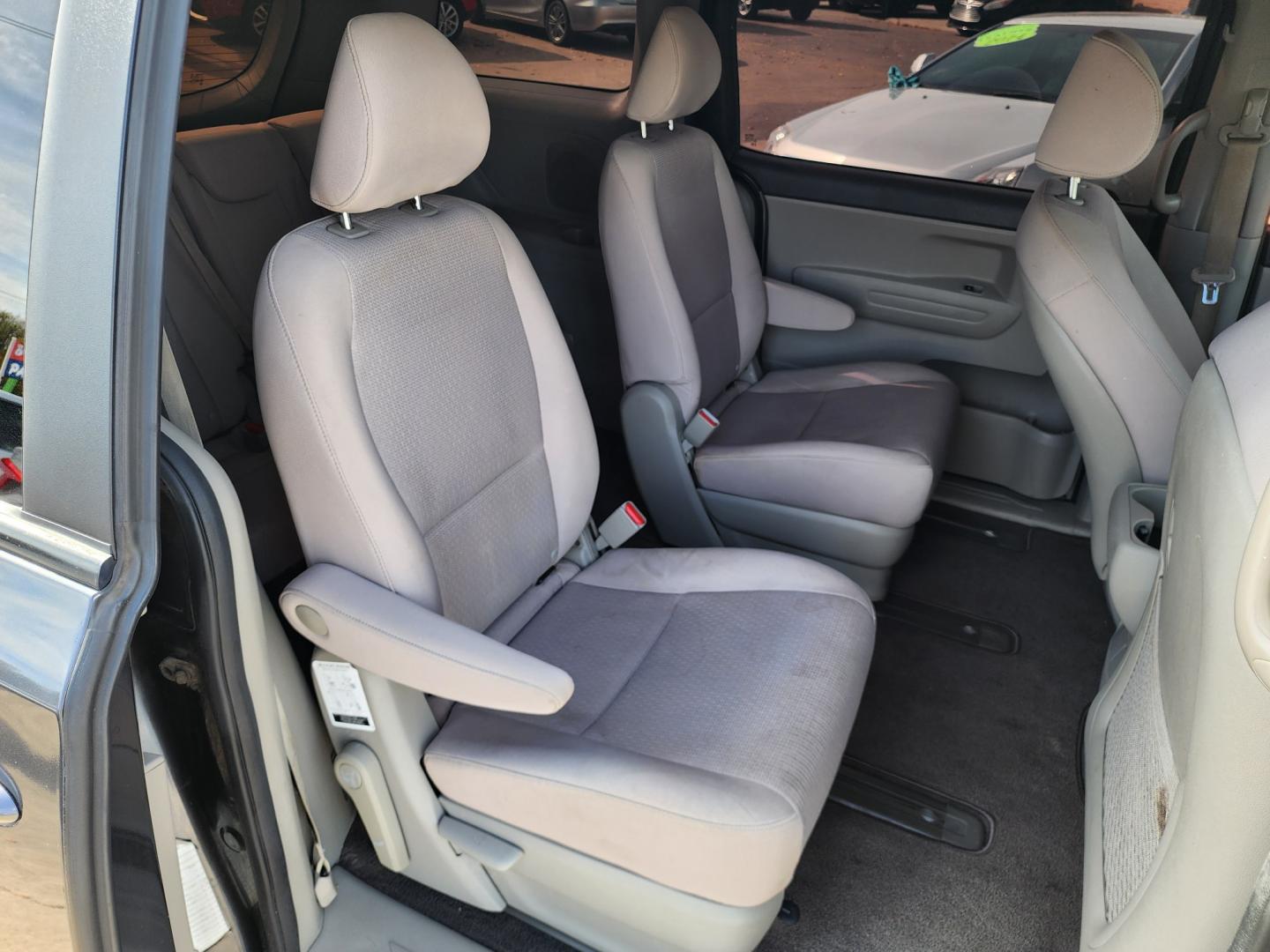 2017 GRAY Kia Sedona LX (KNDMB5C16H6) , AUTO transmission, located at 2660 S.Garland Avenue, Garland, TX, 75041, (469) 298-3118, 32.885551, -96.655602 - Welcome to DallasAutos4Less, one of the Premier BUY HERE PAY HERE Dealers in the North Dallas Area. We specialize in financing to people with NO CREDIT or BAD CREDIT. We need proof of income, proof of residence, and a ID. Come buy your new car from us today!! This is a Very clean 2017 HYUNDAI KIA - Photo#20